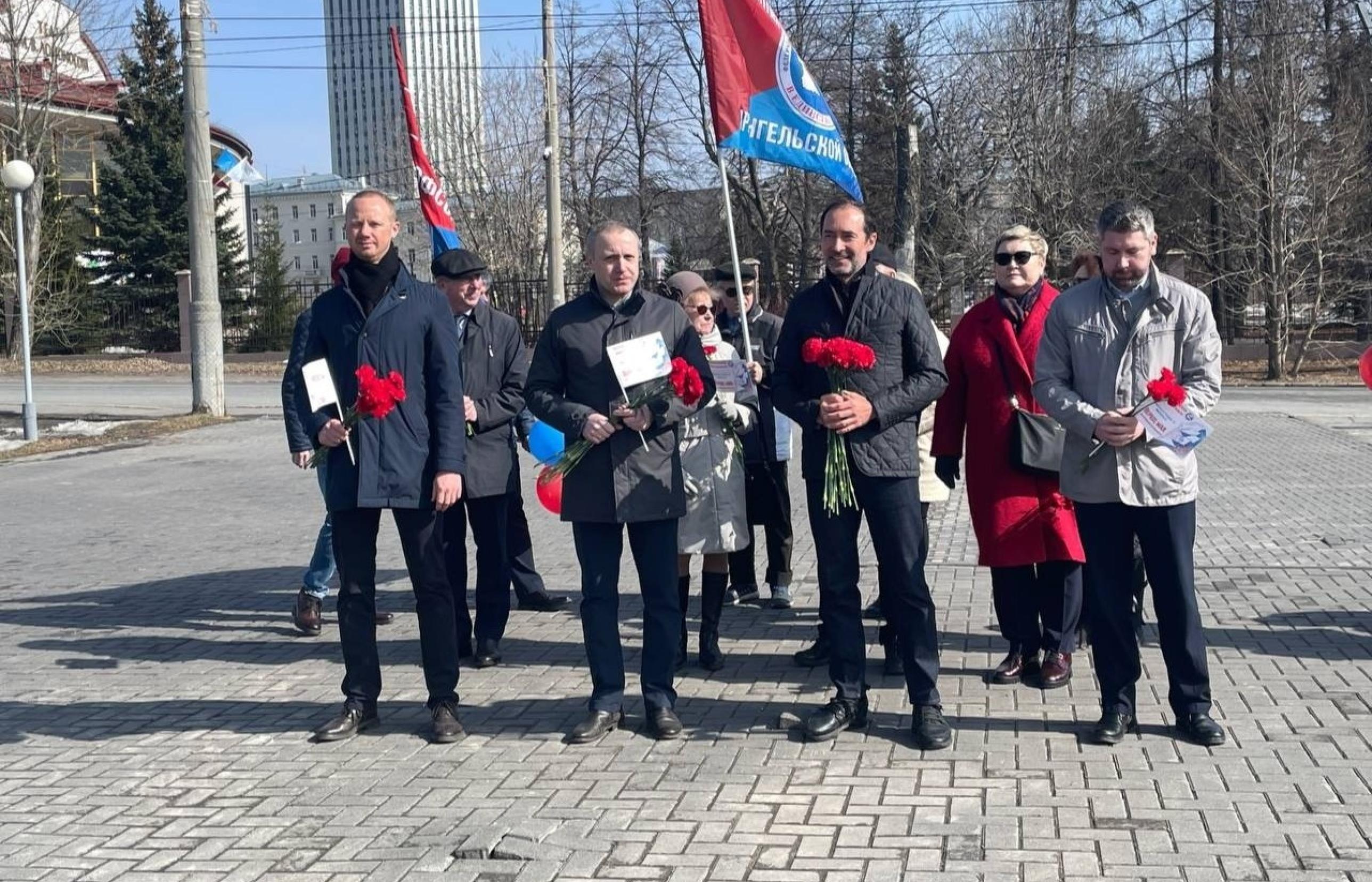 В Архангельске отметили Первомай возложением цветов к Обелиску «Жертвам  интервенции 1918-1920 гг.»